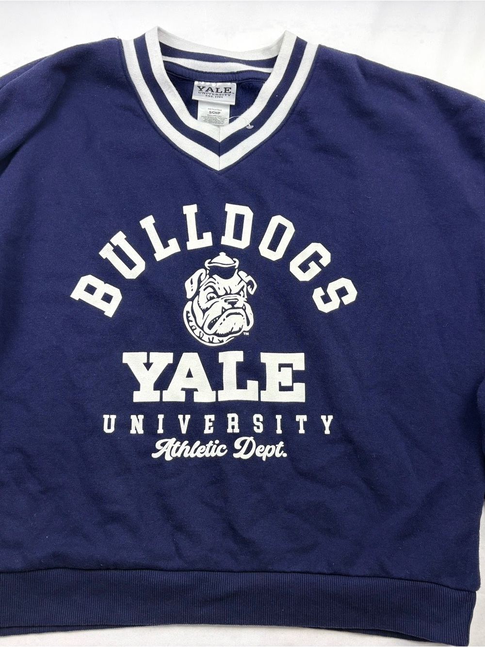 Yale Bulldogs Navy Blue V-Neck Sweatshirt